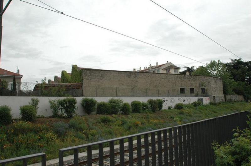 Façade arrière et voie ferrée, vue sud.