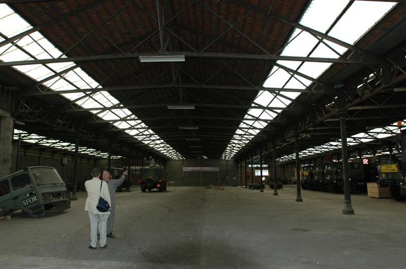 Vue d'ensemble d'une grande halle du bâtiment 43, charpente métallique visible
