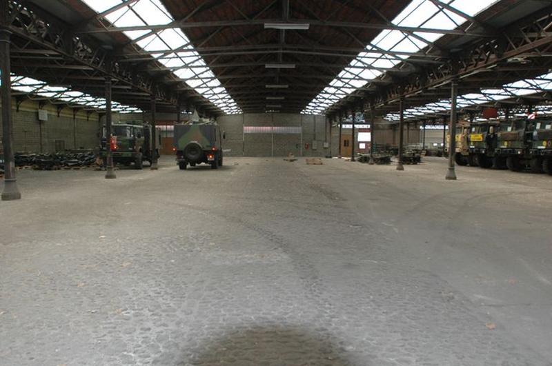 Vue d'ensemble de la halle avec sol pavé