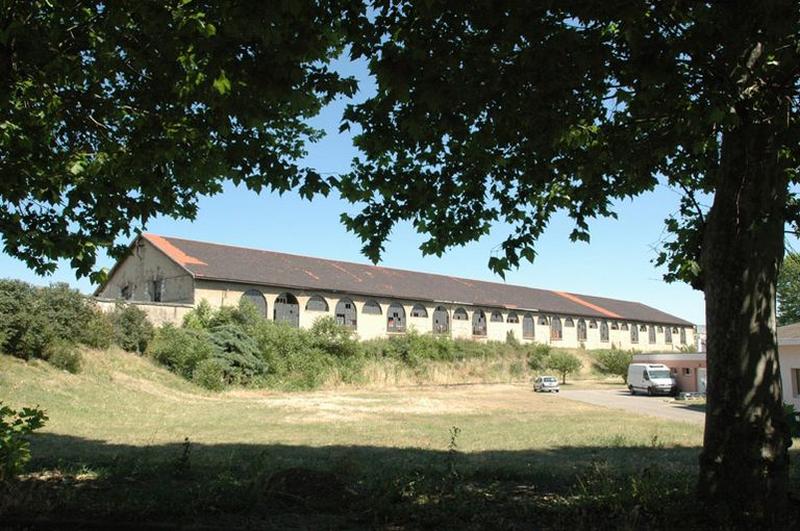 Grande halle qui risque d'être démolie