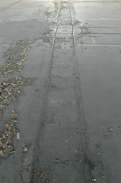 Traces de voies férrées au sol, grande halle