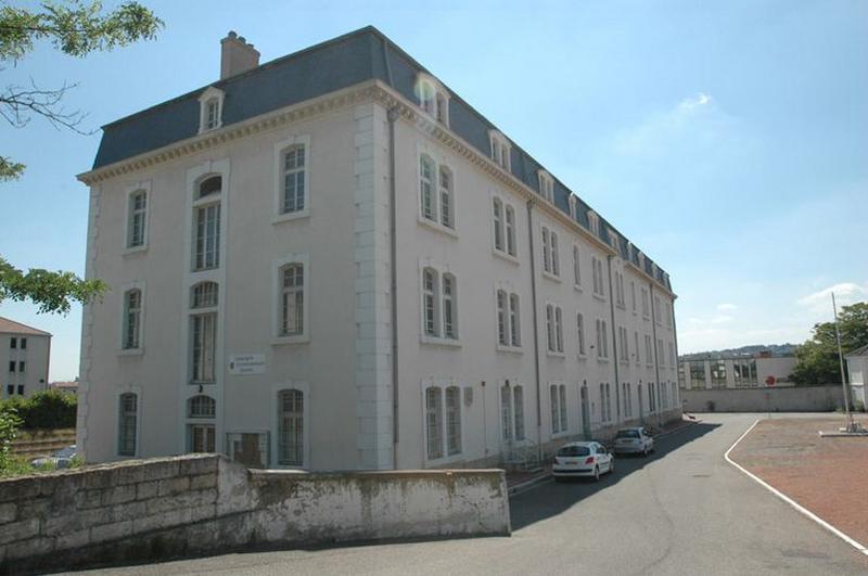 Vue est du batiment n° 6, construit en 1891, actuellement logement des militaires et centre eucuménique