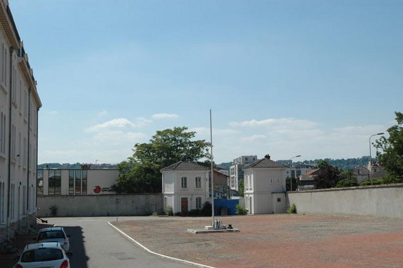Ancienne place d'arme caserne de la Mouche