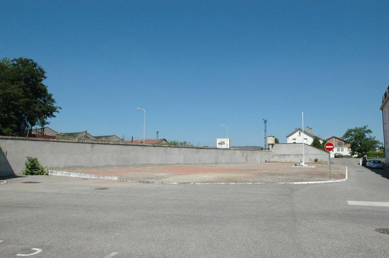 Vue nord de l'ancienne place d'arme de la caserne de la Mouche