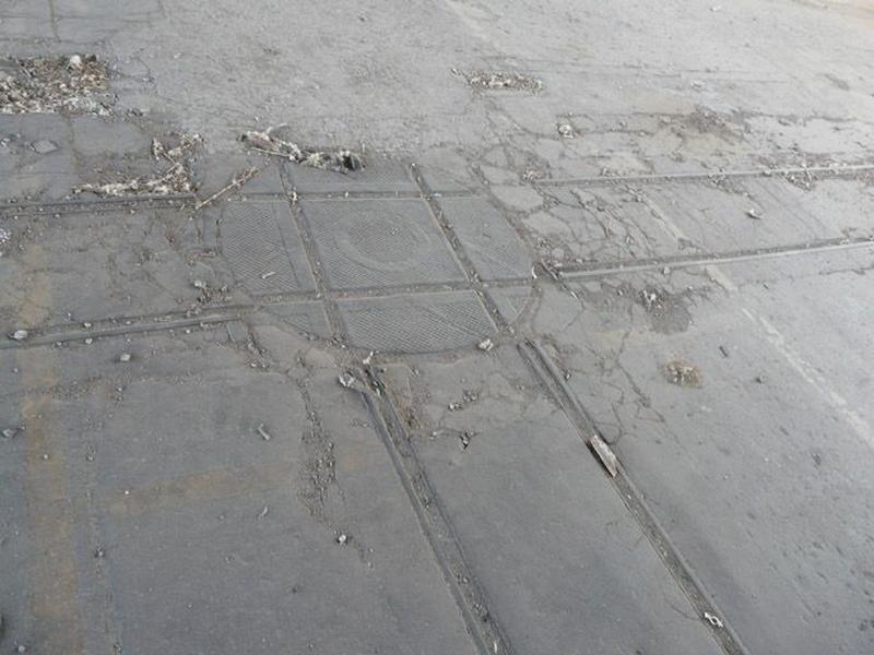 Traces au sol des voies de wagonnets