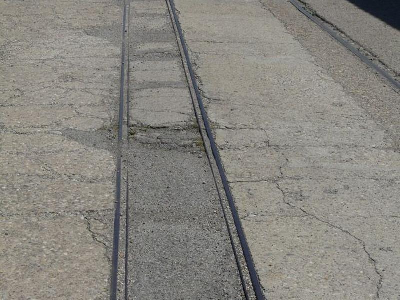 Traces au sol des voies pour la circulation des wagonnets (grande halle)