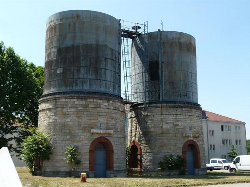 Vue sud-est des châteaux d'eau