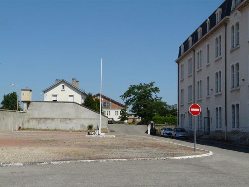 Vue nord de l'ancienne place d'arme de la caserne de la Mouche