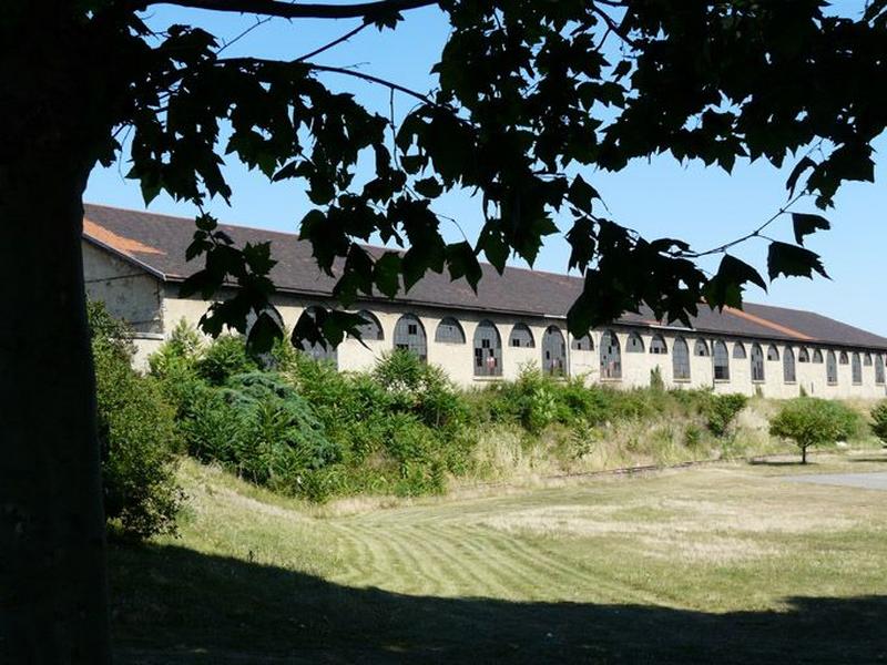 Vue nord-est de la grande halle (bâtiment n° 76)