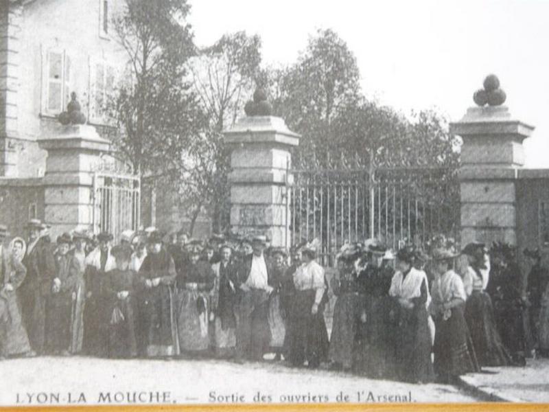 Carte postale avec la légende : Lyon la Mouche, sortie des ouvriers de l'Arsenal