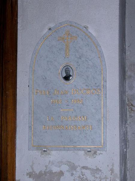 Vue d'ensemble de la plaque commémorative du Père Ducros.