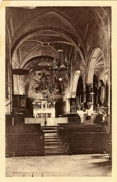 [Vue d'ensemble intérieure de l'église, vers le choeur, présentant une partie du mobilier et les décors disparus].