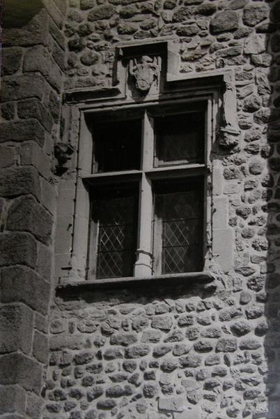 [Aile ouest, façade ouest, croisée sud du 1er étage].