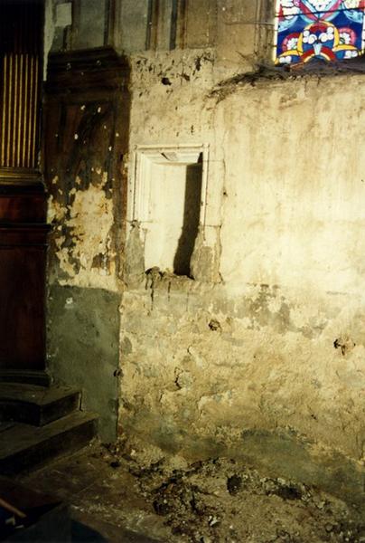 Vue de l'angle sud-est de la chapelle après démontage du lambris qui fait apparaître un lavabo en niche.