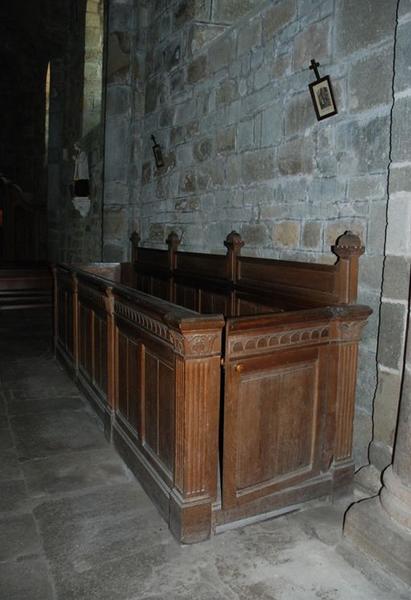 Vue du banc de fidèles assorti à l'ancienne chaire.