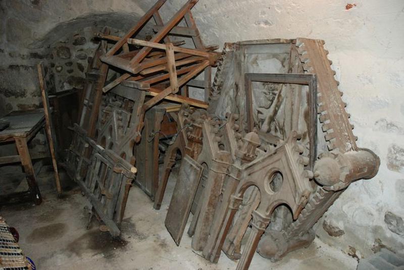 Vue des éléments de la chaire et des stalles déposés dans la cave du Paradis.