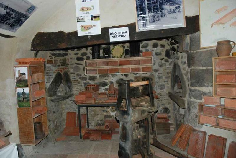 Aile nord, vue intérieure de l'ancienne cave située à l'ouest du passage d'entrée vers le cloître : fours à pain et à pâtisserie.