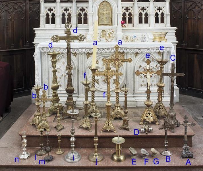 Vue d'ensemble de chandeliers, croix d'autel et autres objets non étudiés, avec identification.