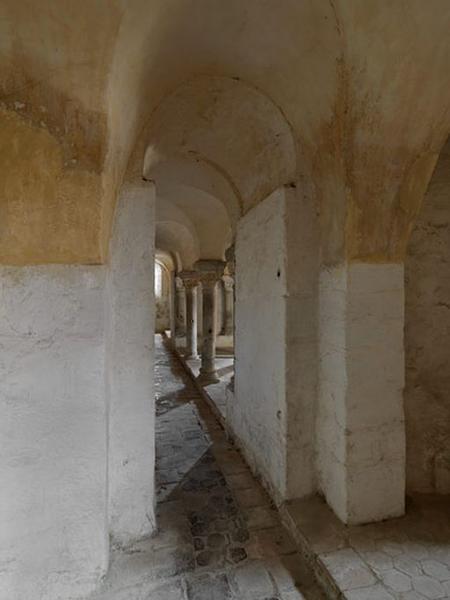 Vue du vestibule transversal de la crypte, depuis le sud.