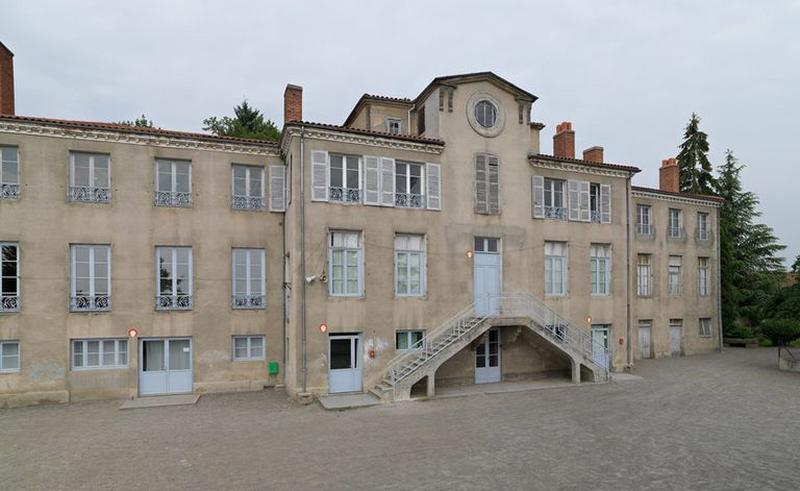 Vue de l'élévation principale sur jardin, trois-quarts gauche.