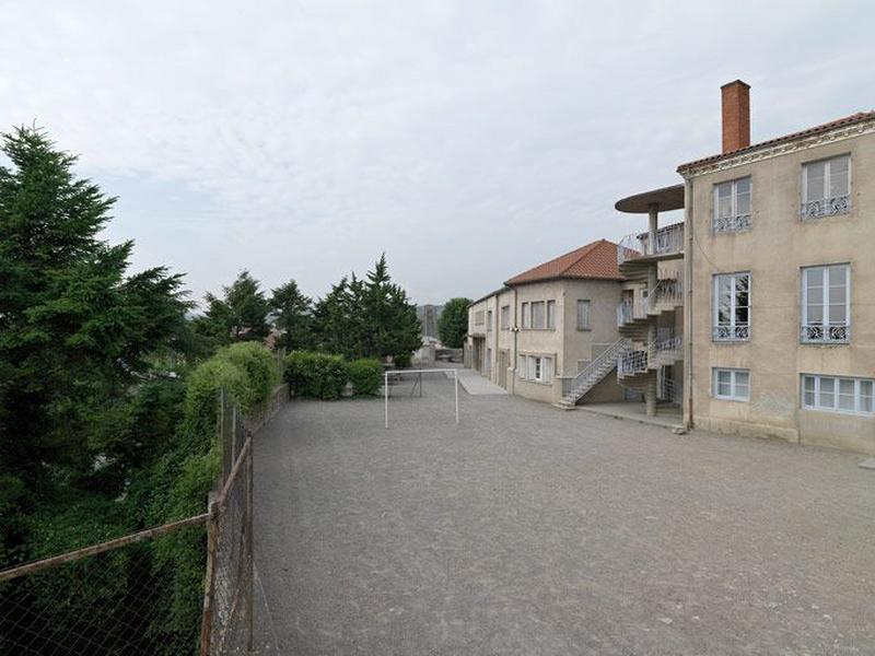 Vue des nouvelles constructions : salle de spectacles et salles de cour.