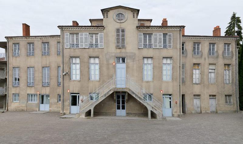 Vue du corps central sur jardin.