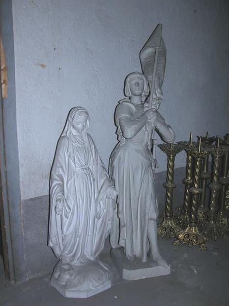 Vue d'ensemble de deux statues : Immaculée Conception et sainte Jeanne d'Arc.