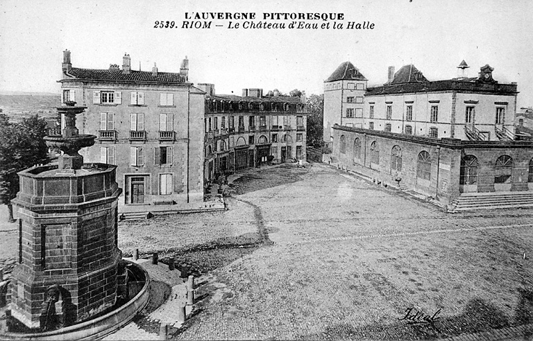 Le château d'eau et la halle, vers 1900.