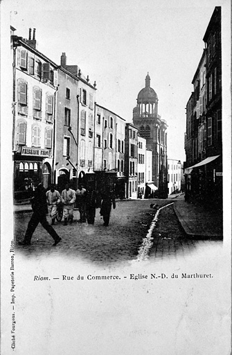 Eglise Notre-Dame du Marthuret dans l'enfilade de la rue du Commerce.