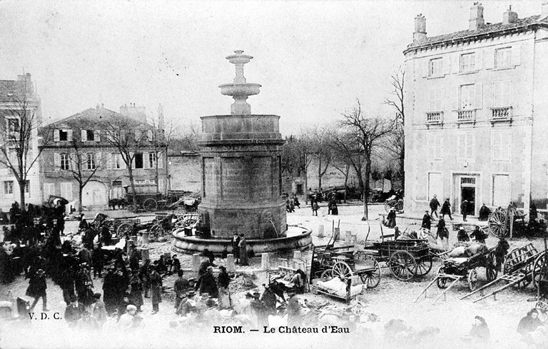 La fontaine vue de la place de la Fédération.