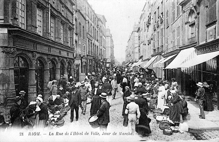 L'enfilade de la rue de l'Hôtel-de-Ville.