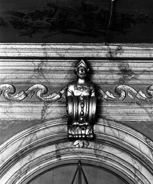 Salon, détail : buste d'homme ornant l'écoinçon de la baie sur le mur sud.