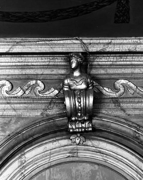 Salon, détail : buste de femme ornant l'écoinçon de la baie sur le mur sud.