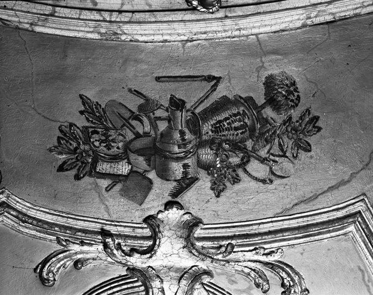 Salon. Plafond, détail : motif de bordure à l'angle nord-est (trophée de jardinage).