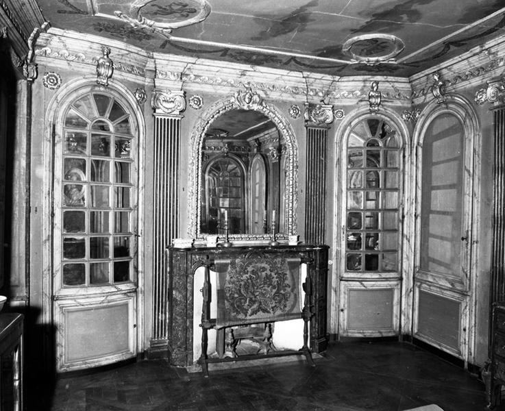 Salon. Vue générale du mur ouest.