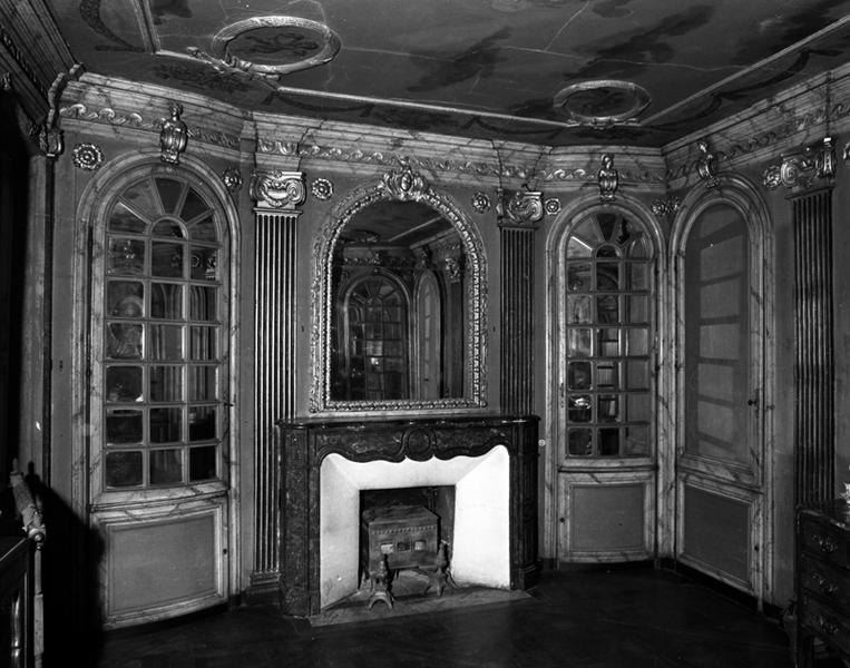 Salon. Vue générale du mur ouest.