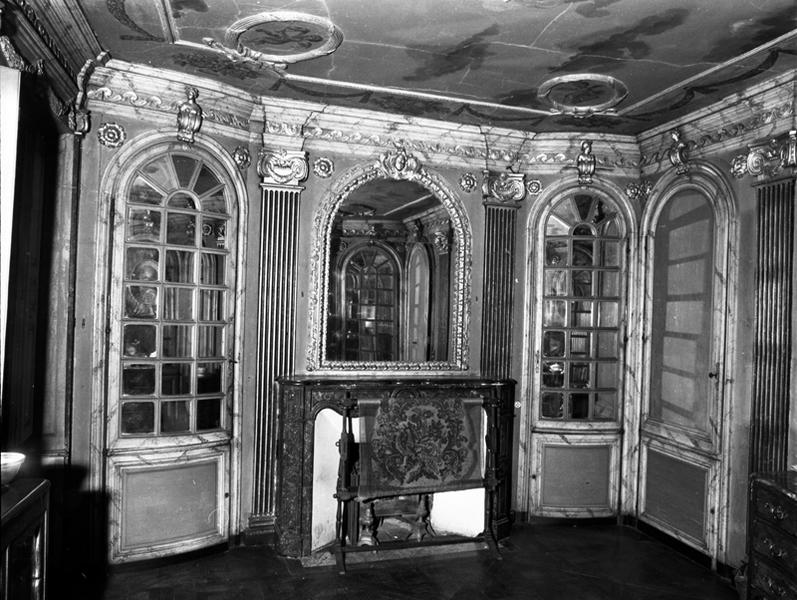 Salon. Vue générale du mur ouest.