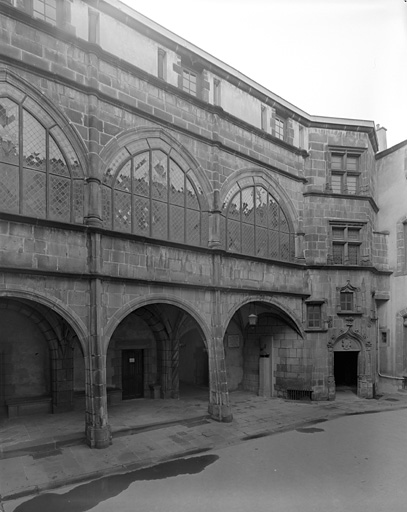 Tourelle d'escalier et deux travées de l'élévation sud sur la cour.