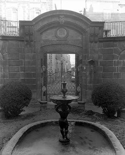 Détail : le porche vu depuis le jardin.