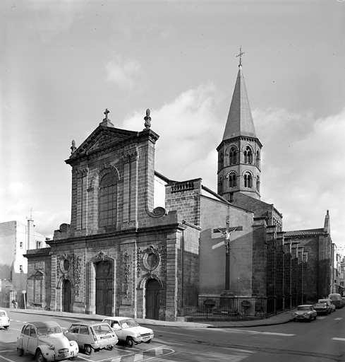 Vue de la façade ouest et du clocher (état actuel).