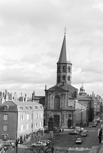 Vue de la place et de l'église (état actuel).