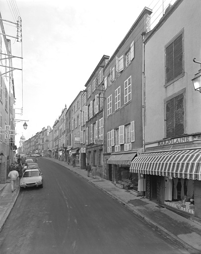 Vue générale de la rue du Commerce vers le nord, depuis la rue du Marthuret