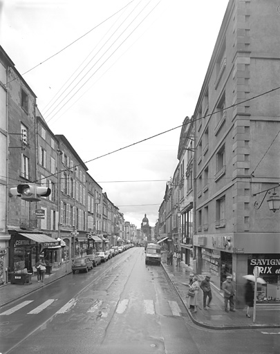 Vue générale de la rue du Commerce vers le sud, depuis la rue de l'Hôtel-de-Ville