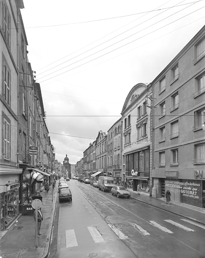Vue générale de la rue du Commerce vers le sud, depuis la rue de l'Hôtel-de-Ville