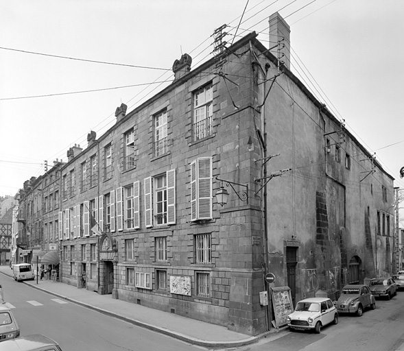 Vue générale de la façade sud et de l'élévation latérale est.