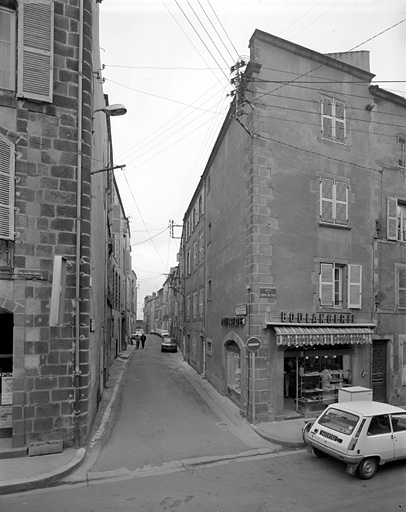 Vue générale de la rue Delille vers le nord, depuis la rue de l'Hôtel-de-Ville