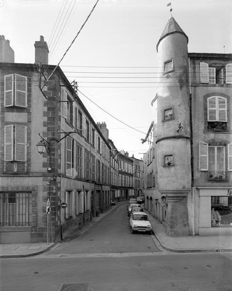 Vue générale de la rue Hellénie vers le sud, depuis la rue de l'Hôtel-de-Ville