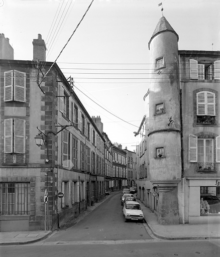 Vue générale de la rue Hellénie vers le sud, depuis la rue de l'Hôtel-de-Ville