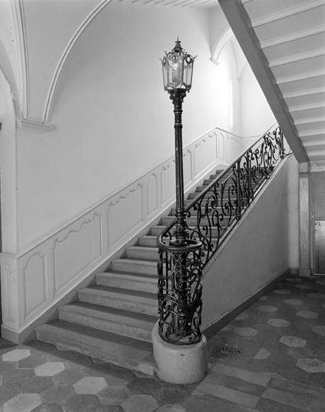 Détail : escalier, 1ère volée et lampadaire.