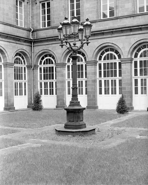 Vue générale du lampadaire de la cour de la cour d'appel.